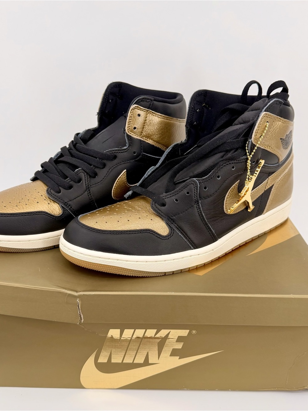Air Jordan 1 Retro High OG Black Metallic Gold DZ5485-071 Men’s 12 New - Picture 3 of 9